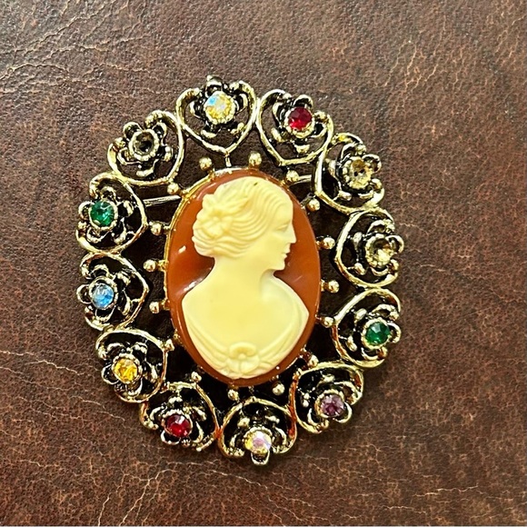 Victorian Cameo Brooch Missing 3 Stones - Picture 1 of 8